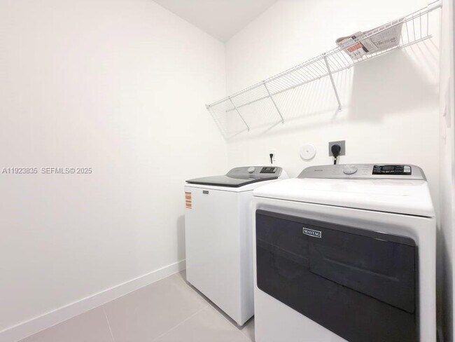 Building Photo - 196 NE 13th Ave