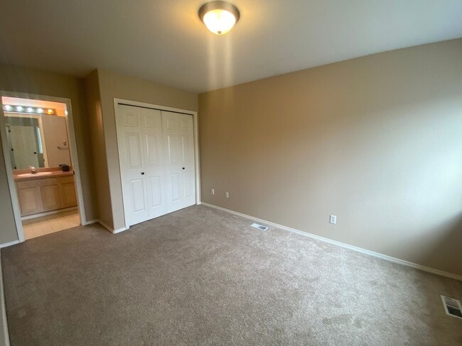 Building Photo - A gorgeous Eagle River home with views for...