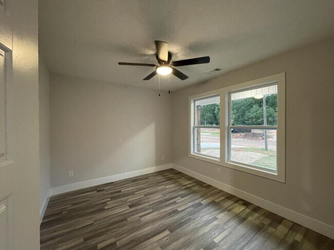 Building Photo - 135 Sky Dr