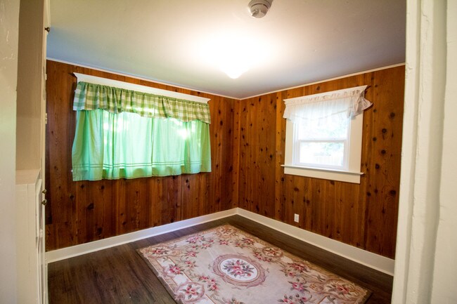 Building Photo - 1321 E Isaacs Ave