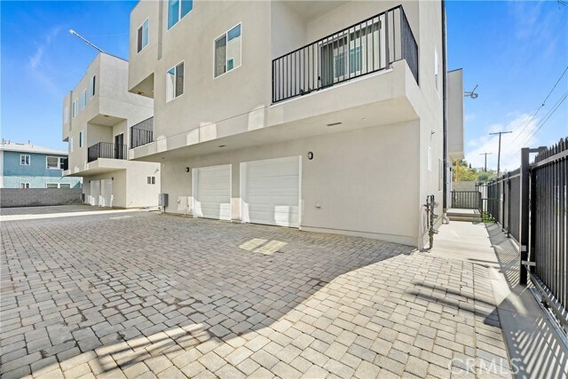 Building Photo - 11954 Vanowen St