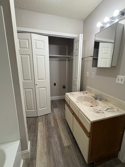 Building Photo - 824 Hardy Springs Cir