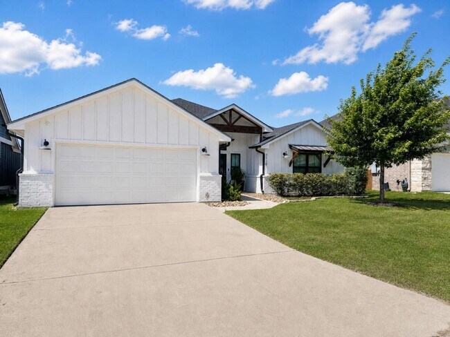 Building Photo - Modern 3 Bed / 2 Bath Home with Central Air & Updated Appliances in West Temple