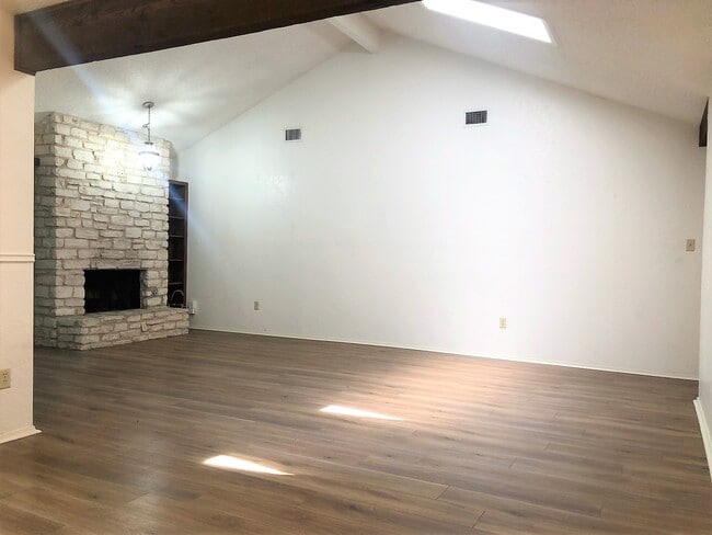 Building Photo - 6503 Hart Ln