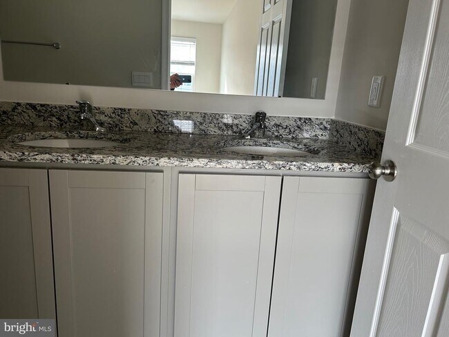 Building Photo - 167 Rae Ct