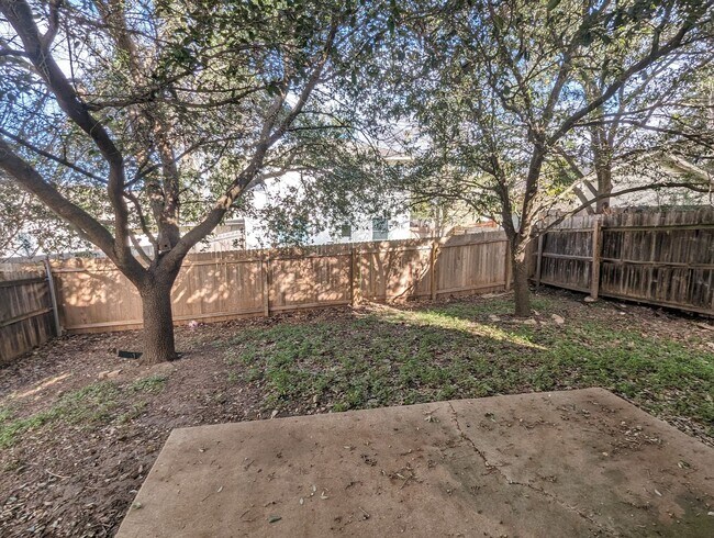 Building Photo - 3 Bed / 2 Bath Home with Private Backyard