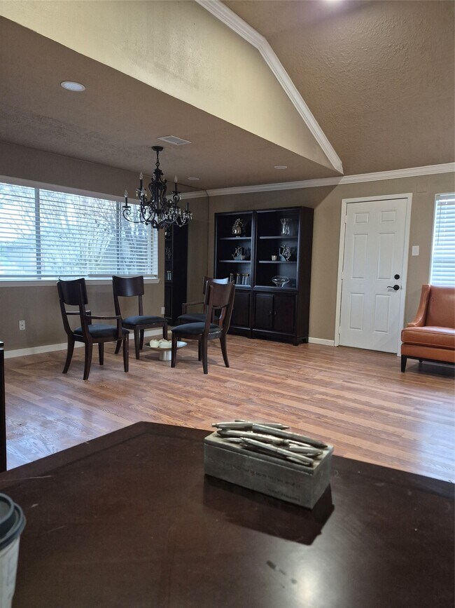 Building Photo - 1022 Manorglen Dr