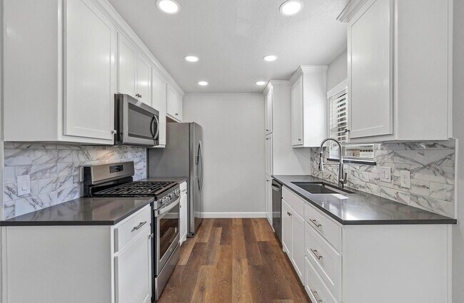 Building Photo - 324 Sioux St