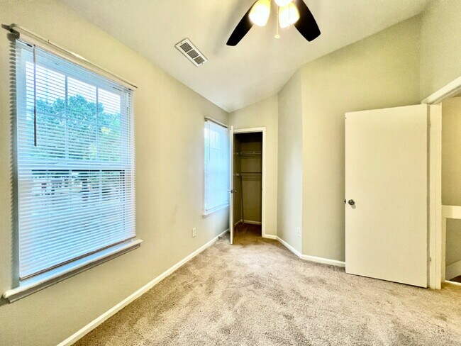 Building Photo - RAINTREE TOWNHOME!