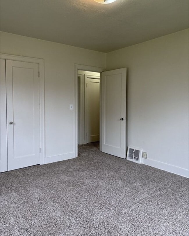 Building Photo - 4Bd/1Ba Two Story House - Available to View!