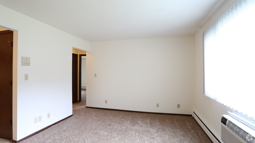 2 bdrm Living Room - Royal Oaks