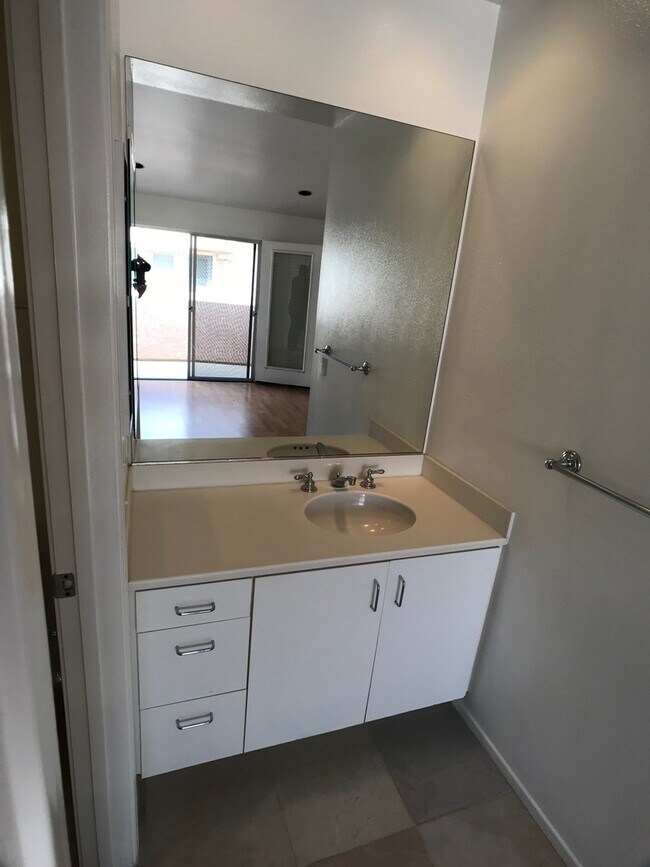 Building Photo - Del Mar Highlands adjacent : Spacious Upgr...