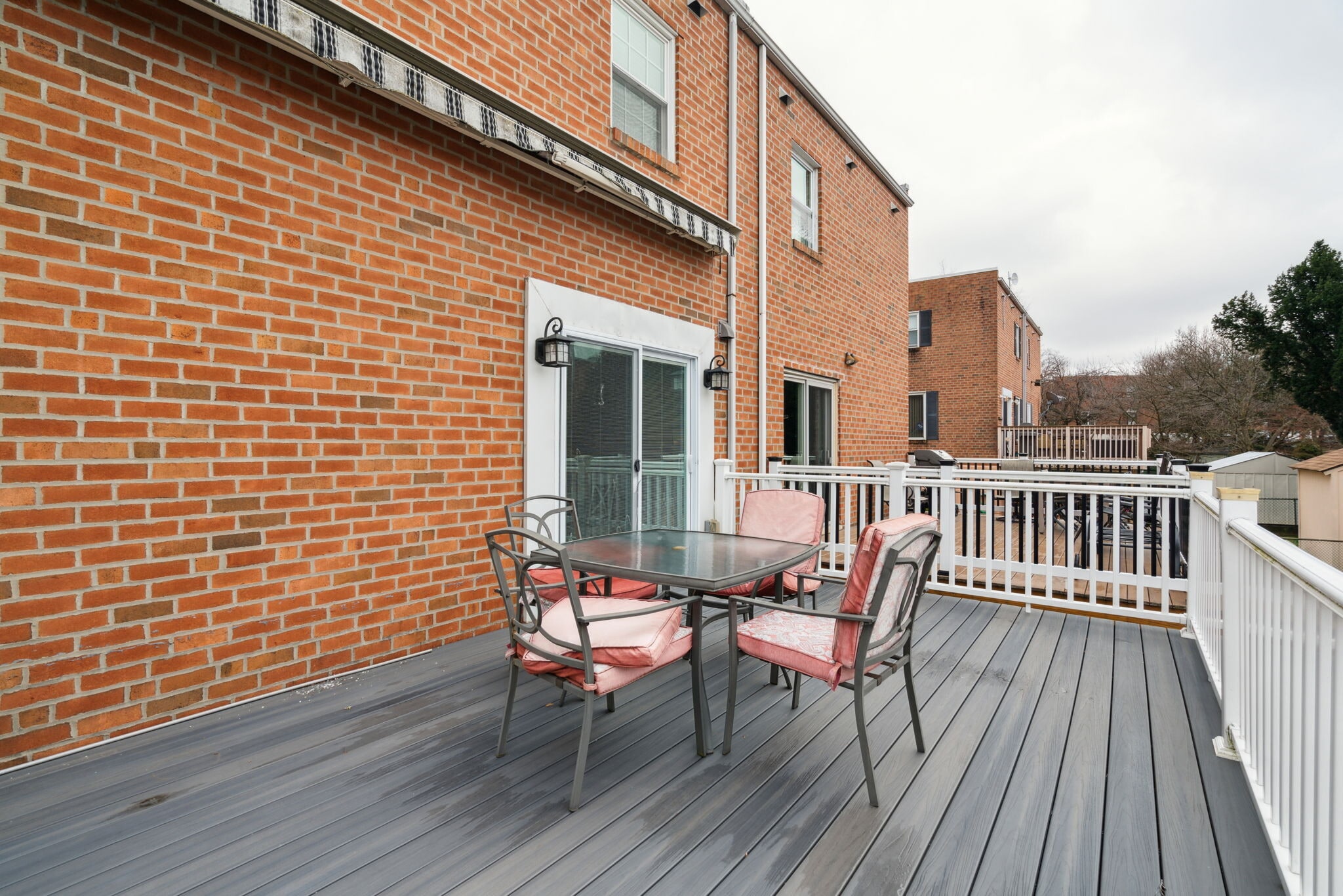 Patio - 100 Rennard Ter