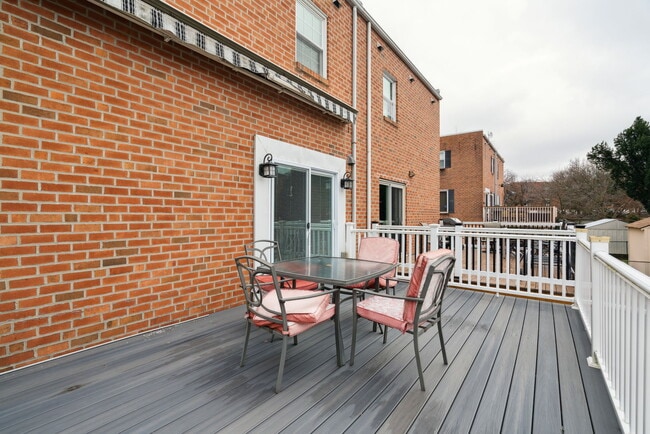 Patio - 100 Rennard Ter