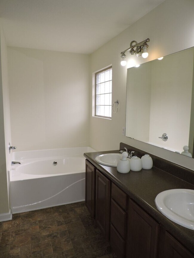 Building Photo - Four bedroom home near Whiting Field!