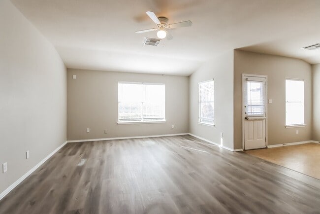 Building Photo - 214 Kestrel Ln