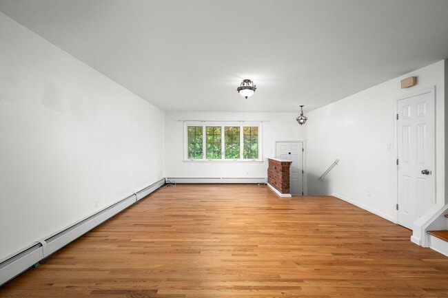 Building Photo - 4-bedroom, 2-bathroom home located in the ...