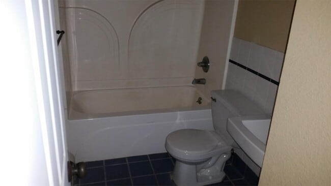 Building Photo - 932 E College St