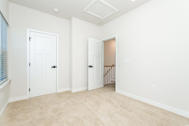 Building Photo - 303 Golan Cir