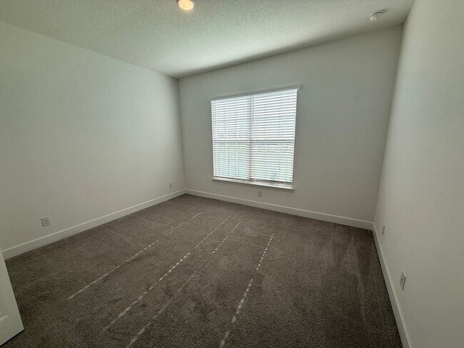 Building Photo - 5/4 Spacious Lake County Home