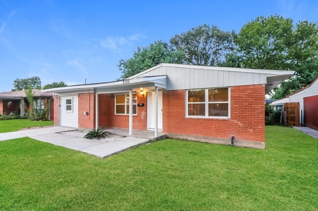 Primary Photo - 2125 Dewberry Ln