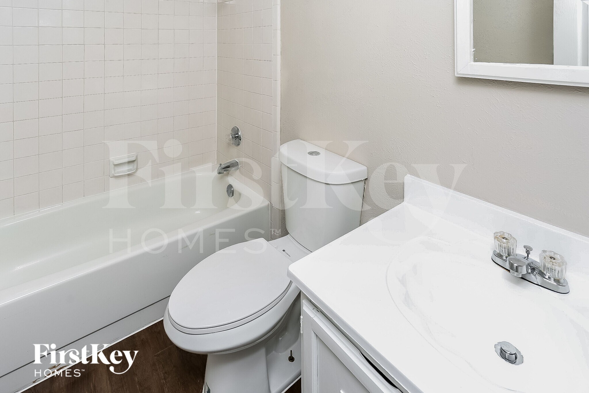 Building Photo - 5614 Sarasota Dr