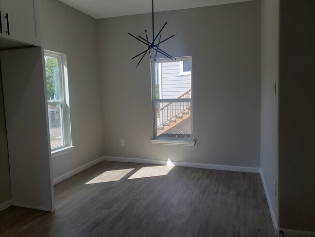 Breakfast area - 936 W Austin St