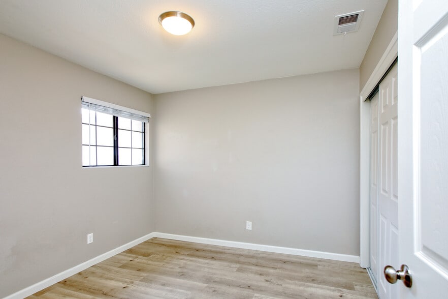 Building Photo - 506 S 14th St