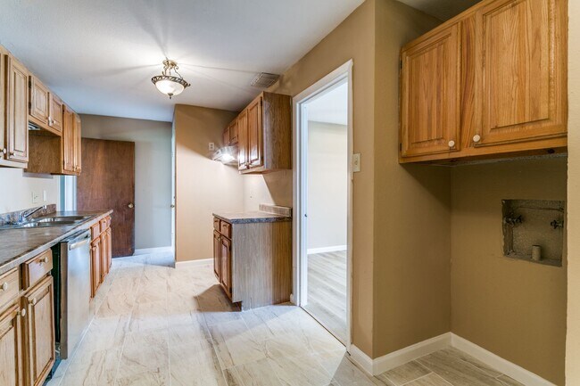 Building Photo - Renovated House in Irving • Great Location