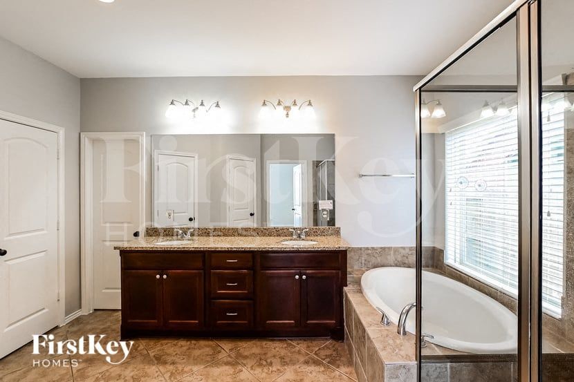 Building Photo - 10402 Golden Hearth Ln
