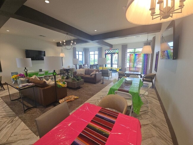 Building Photo - 3 bed 2 bath home fully furnished