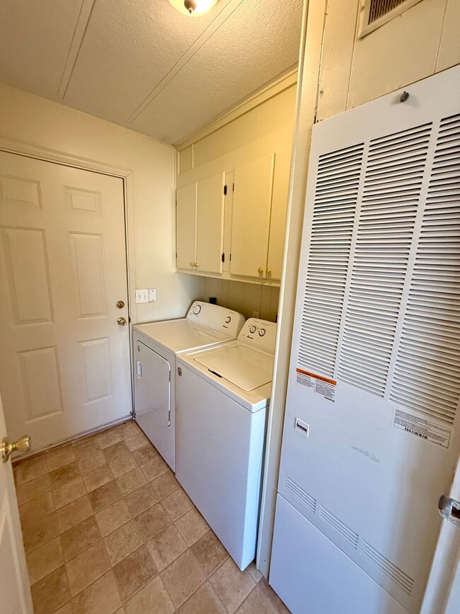 Building Photo - Newly Remodeled 2 Bedroom 2 Bathroom Home!- Available Now