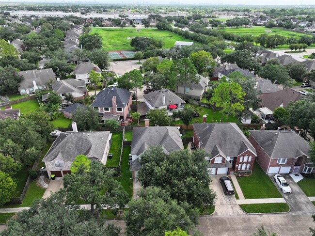 Building Photo - 16322 Red Oak Dr