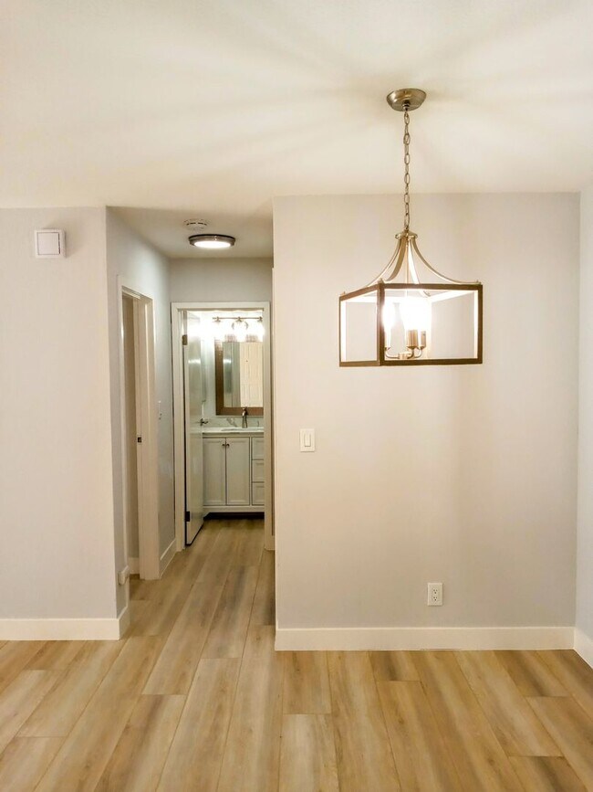 Building Photo - Refurbished Second Floor 1bd Condo With Pool & In-unit Laundry