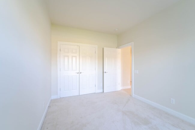 Building Photo - Gorgeous 3 Level Townhome