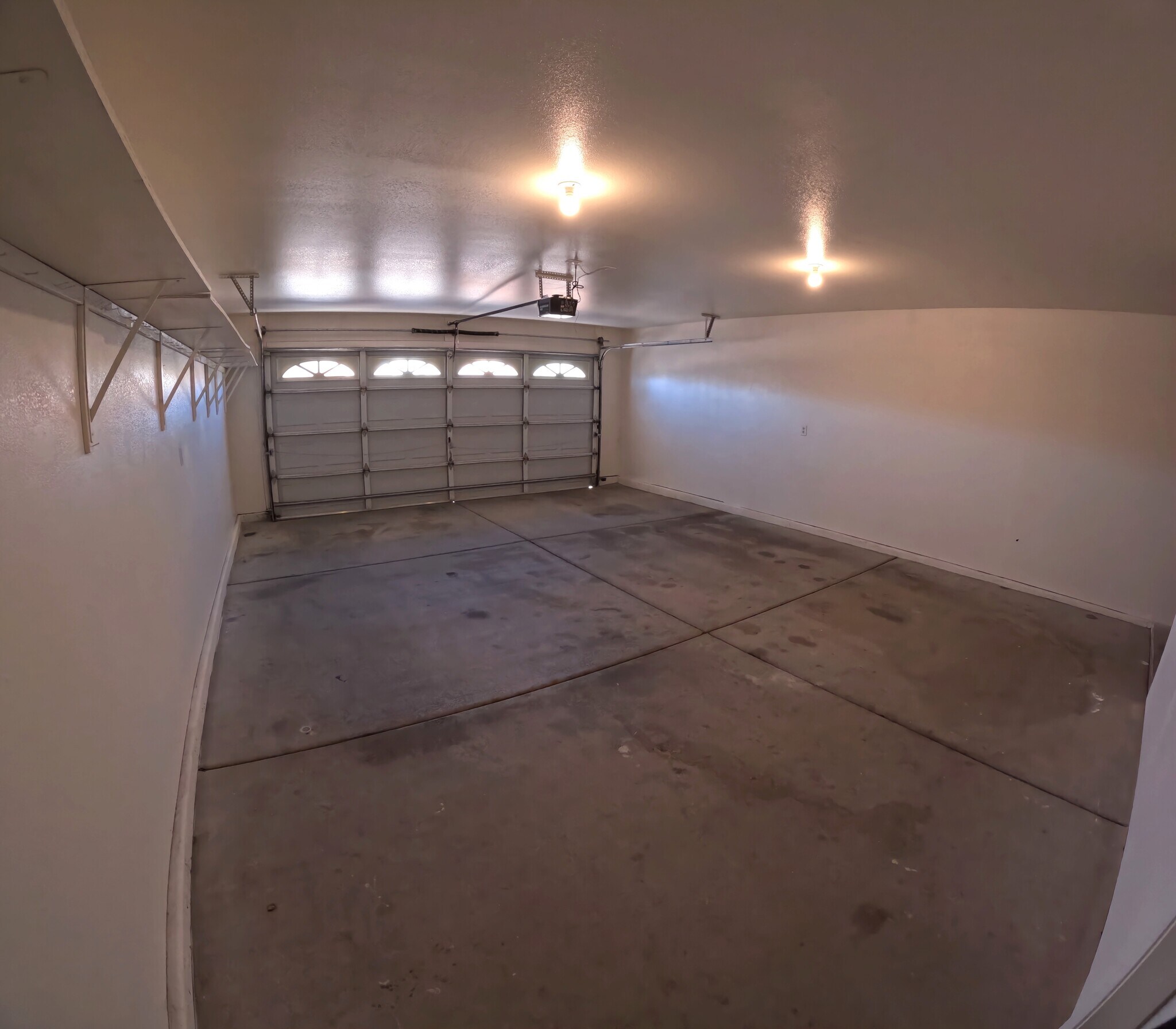 Building Photo - 2112 E Desert Lakes Dr