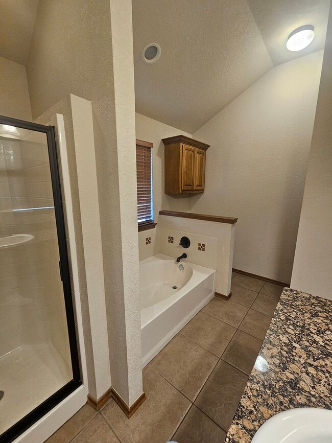 Building Photo - 3 (Bed)/(2) Bath + Office in Royal Oaks. N...