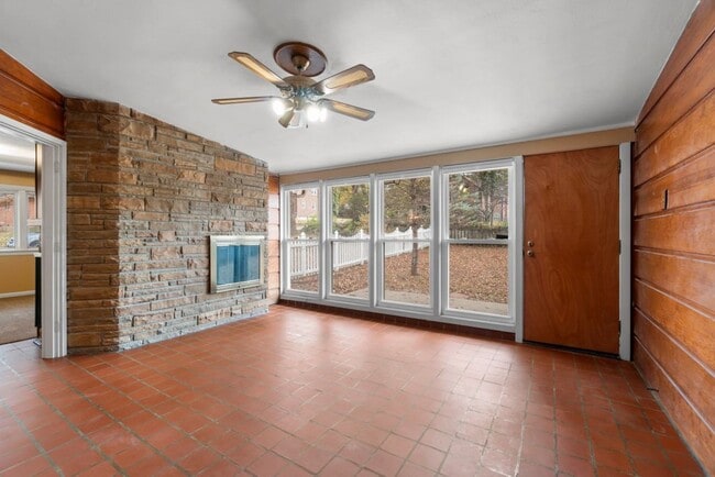 Building Photo - House Close To Campus!