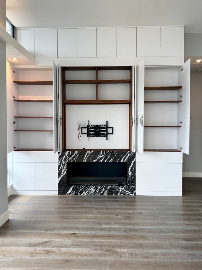 Building Photo - Gallery Penthouse Condo ~ Belltown