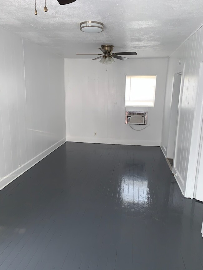 Building Photo - 628 W Ave A