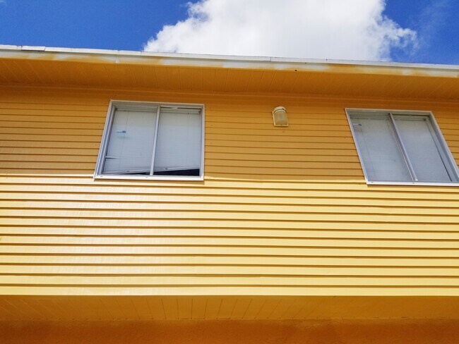 Building Photo - 177 NE 12th Ave