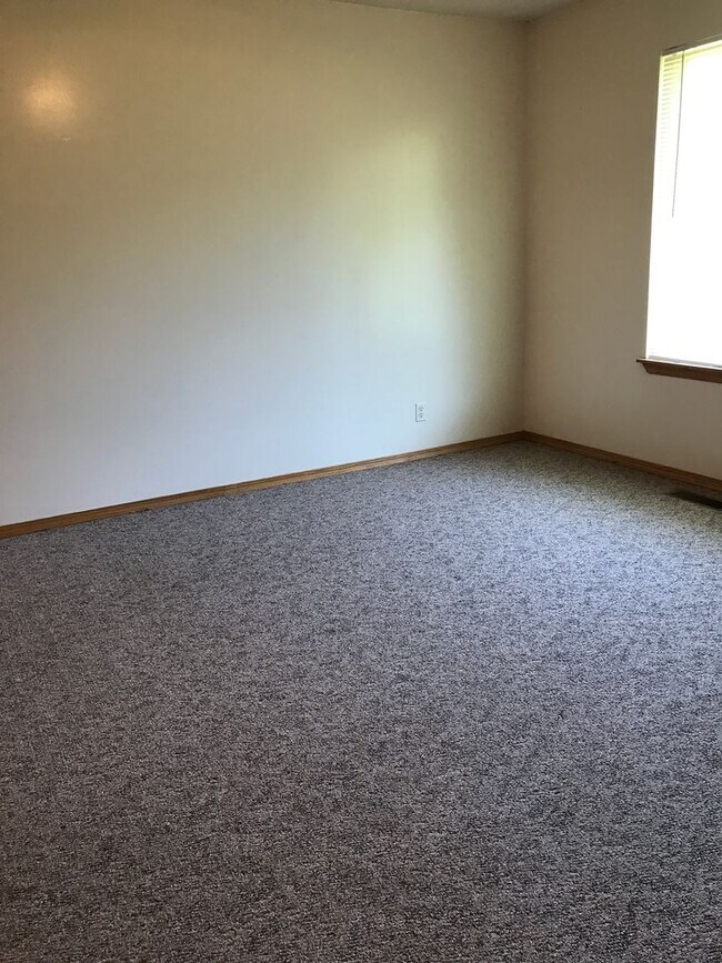 Building Photo - Executive Rental 2 Bedroom 2 Bath 2 Car Garage Duplex