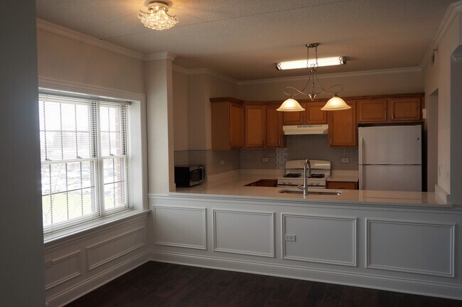 Building Photo - 210 N Addison Ave #401