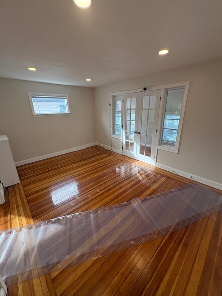 Building Photo - 7 Smith St