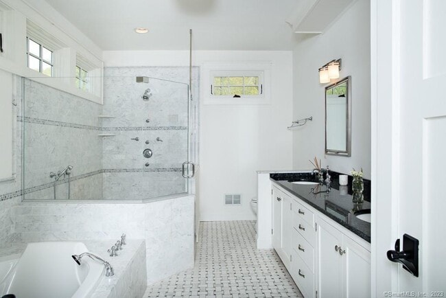 Building Photo - 121 Quaker Hill Rd