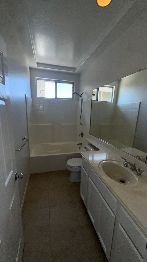Building Photo - 3 bedroom East Side Costa Mesa Townhome