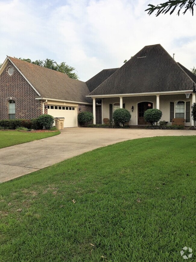 Building Photo - Beautiful home in Bayou Bend....