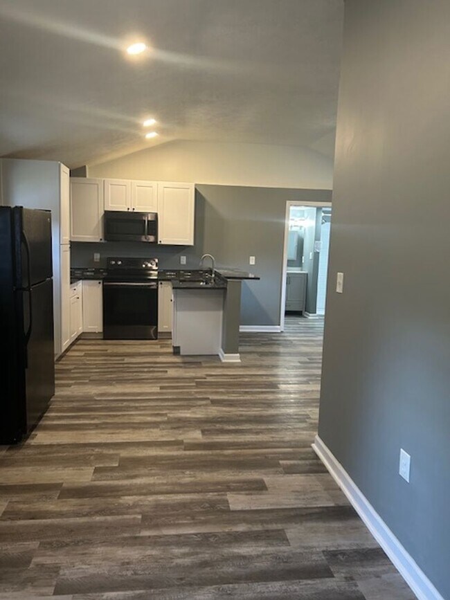 Building Photo - Single Floor Living!