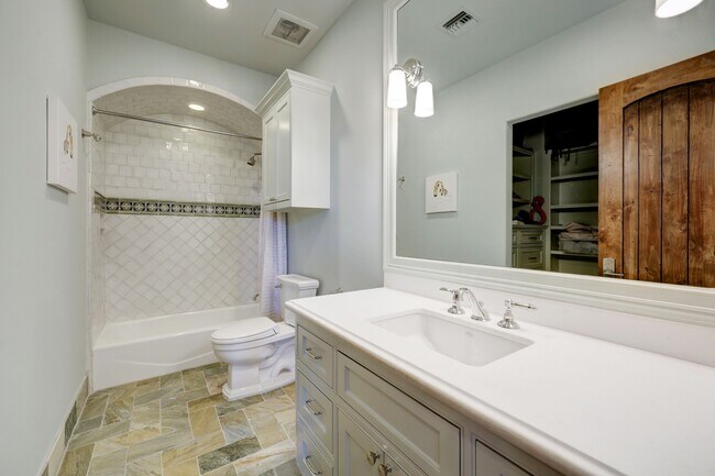 Building Photo - 5610 Lynbrook Dr