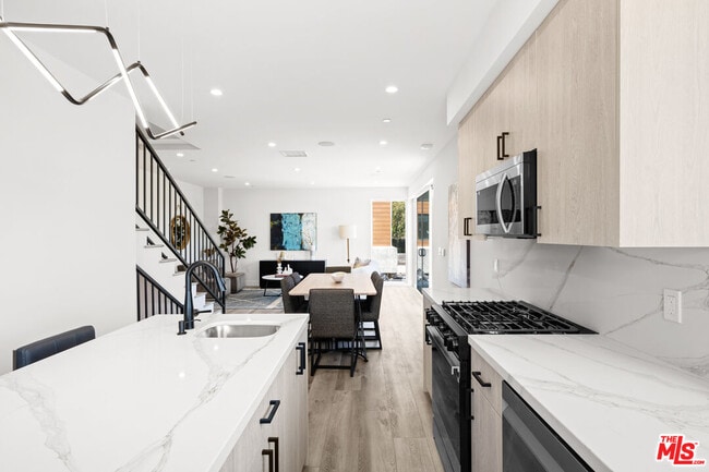 Building Photo - 2015 1/2-1951 Preuss Rd